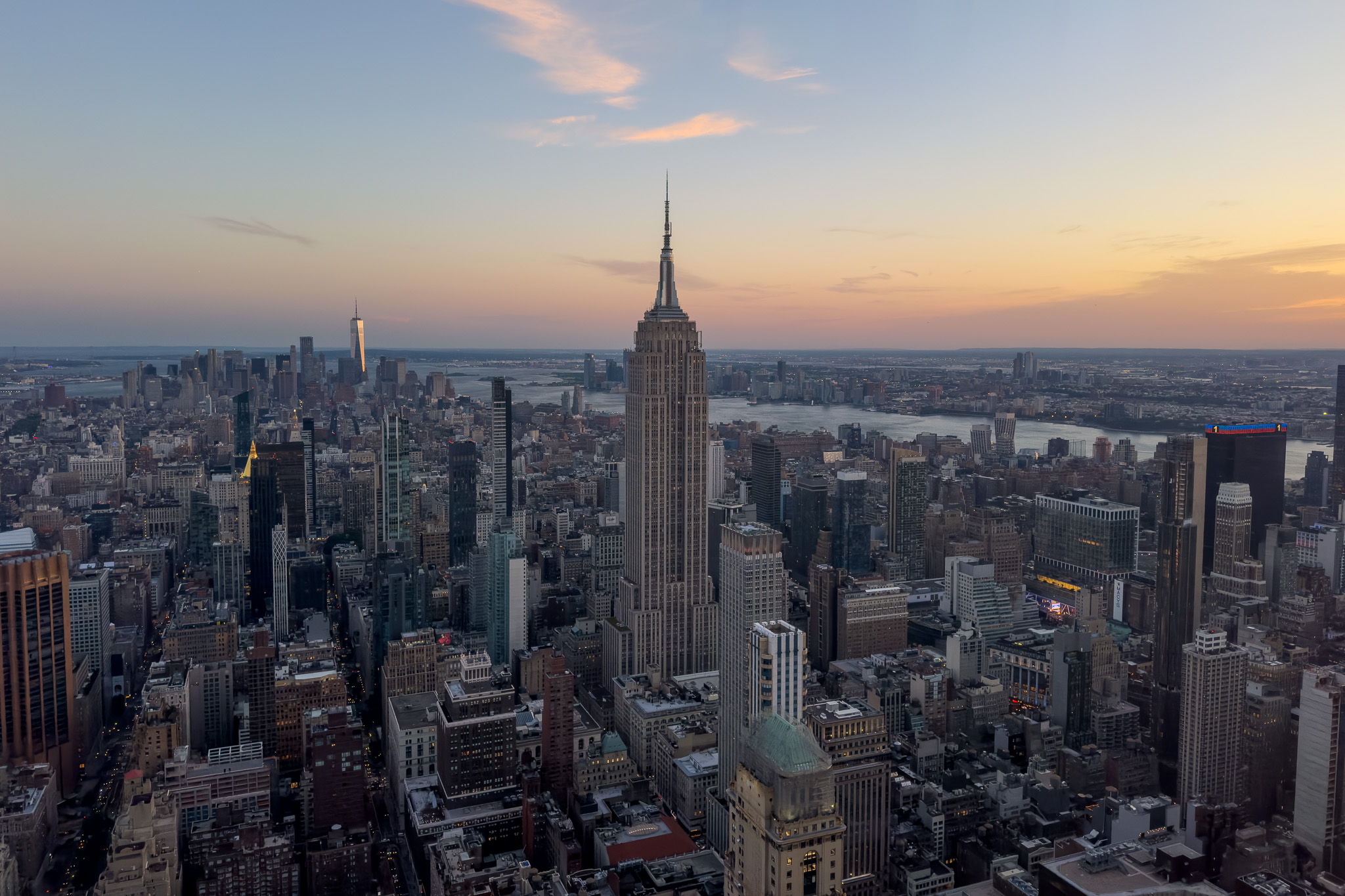 ARD Doku: Wem gehört New York? Documentary, Empire State Building and Manhattan at Dusk, New York Documentary Matthias Sdun